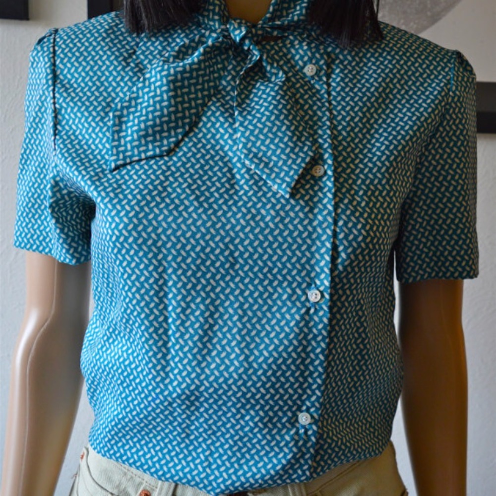 1970s VINTAGE Short Sleeve Printed Blouse Bow Tie